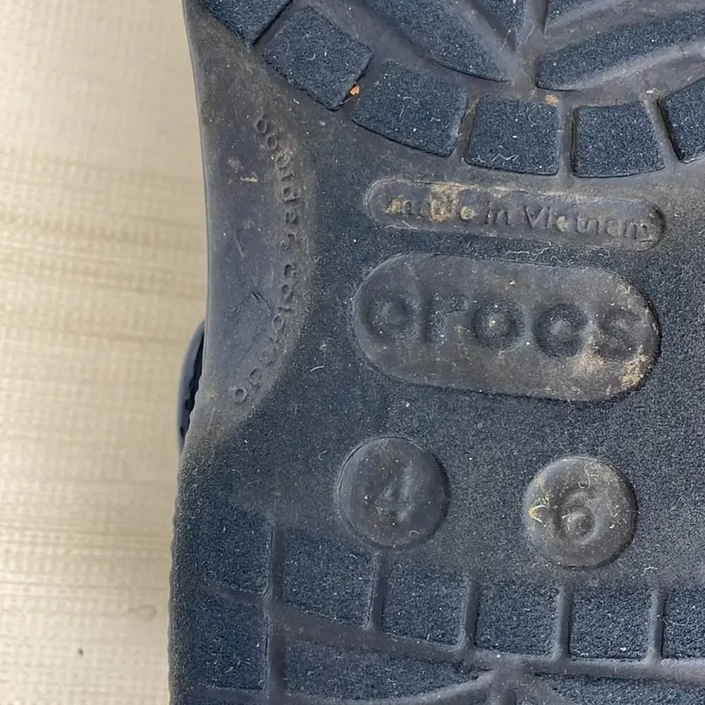 Crocs Youth 4-6 Blue Clog Sandals With Charms Casual Lightweight Beach Shoes